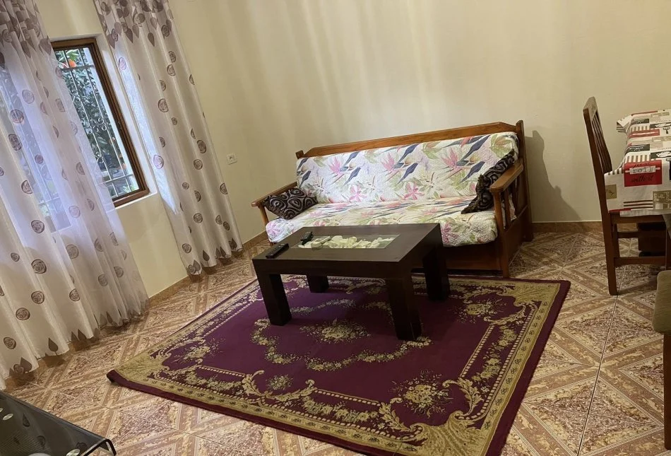 Tirane, jepet me qera shtepi 1+1 Kati 1, 70 m² 400 € (Don Bosko, Restorant Gjeli)