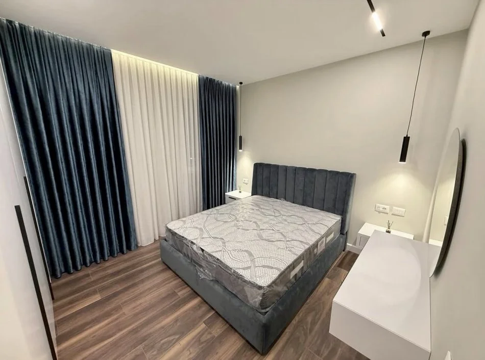 Tirane, jepet me qera apartament 1+1+Ballkon Kati 5, 61 m² 700 € (Rruga Ana Komnena)