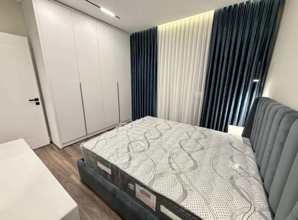 Tirane, jepet me qera apartament 1+1+Ballkon Kati 5, 61 m² 700 € (Rruga Ana Komnena)