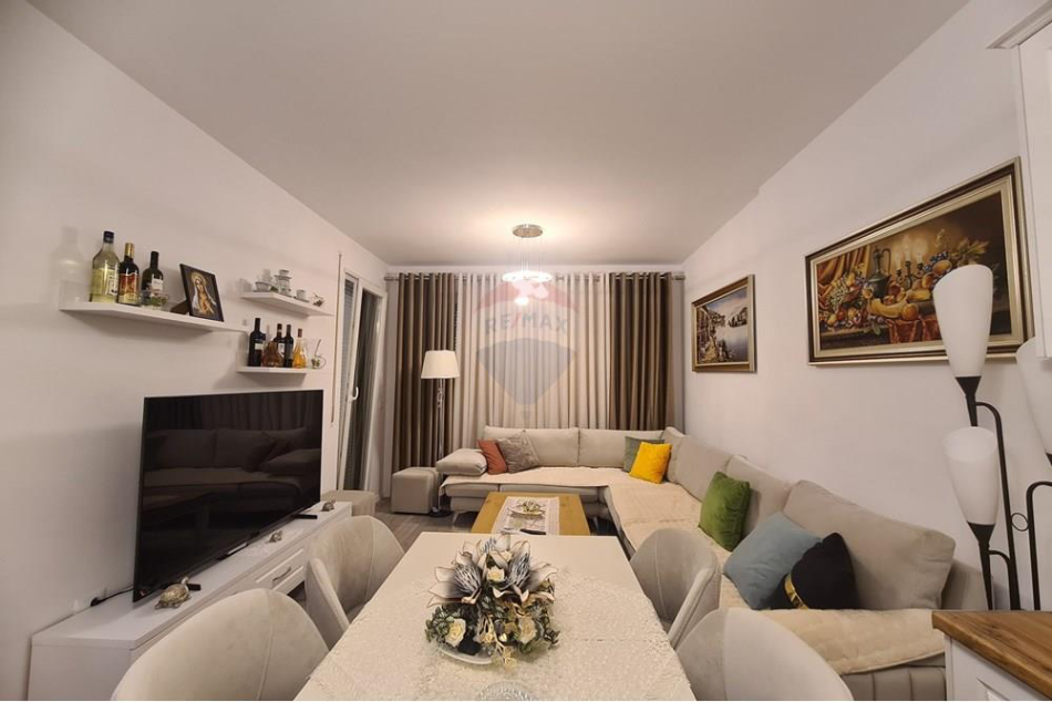 Tirane, jepet me qera apartament 2+1+Ballkon Kati 6, 94 m² 500 € (Univers City, QTU)