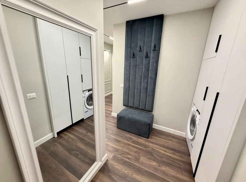 Tirane, jepet me qera apartament 1+1+Ballkon Kati 5, 61 m² 700 € (Rruga Ana Komnena)