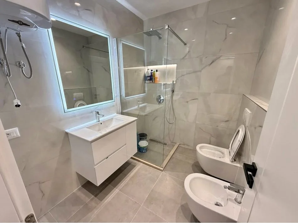 Tirane, jepet me qera apartament 1+1+Ballkon Kati 5, 61 m² 700 € (Rruga Ana Komnena)