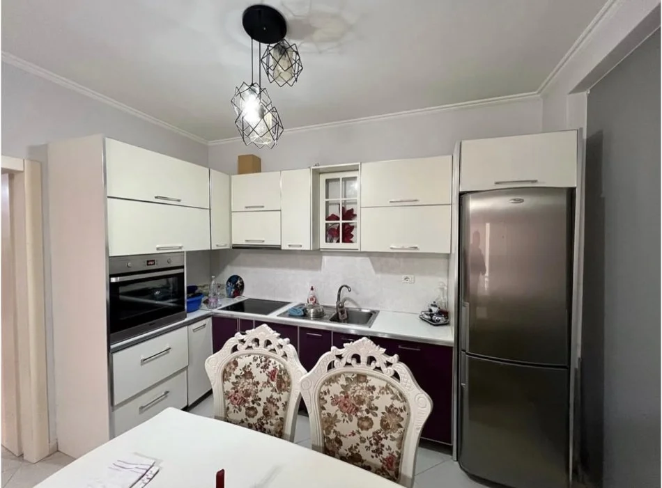 Tirane, shitet apartament 2+1+2Tualete+Ballkon Kati 2, 86 m² 160.000 € (Rruga e Zallit)