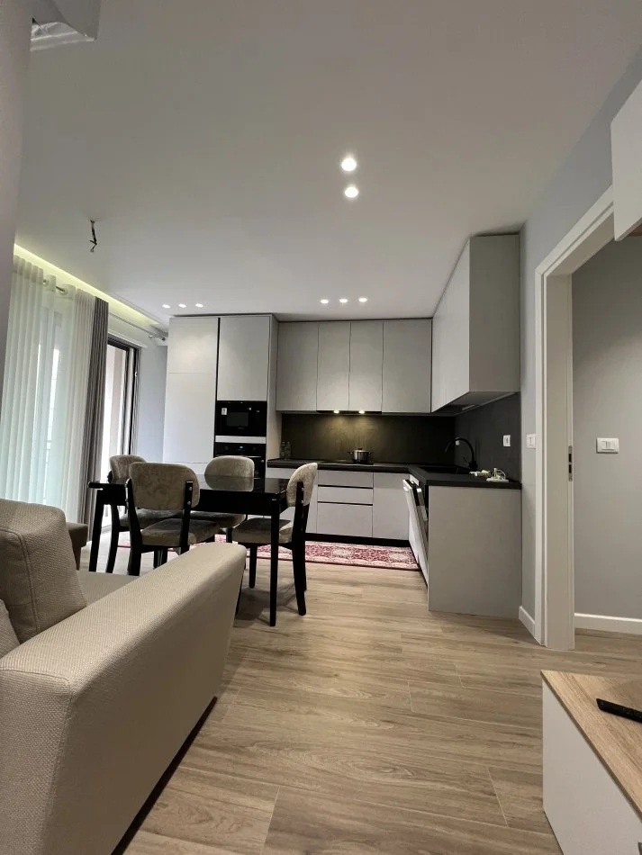 Tirane, jap me qera apartament 2+1+Aneks+Ballkon Kati 2, 77 m² 800 € (Shkolla e Kuqe)