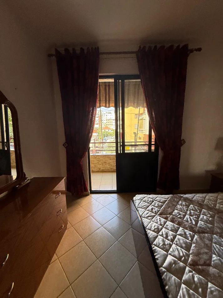 Tirane, jepet me qera apartament 2+1+Ballkon Kati 1, 1 m² 550 € (Spiro Floqi)