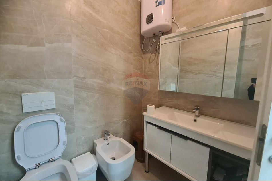 Tirane, jepet me qera apartament 2+1+Ballkon Kati 6, 94 m² 500 € (Univers City, QTU)