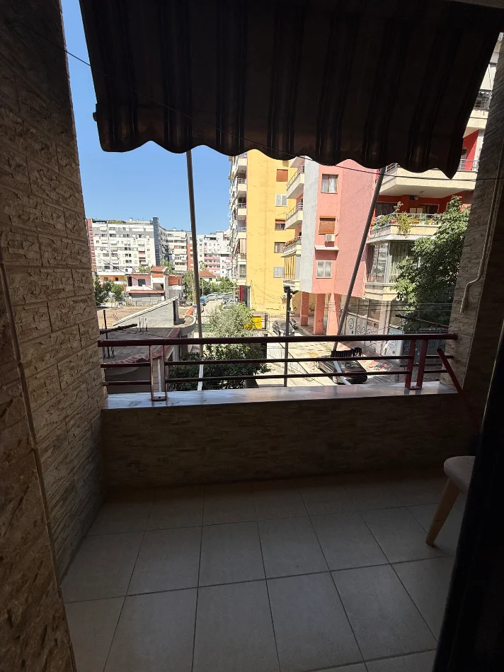 Tirane, jepet me qera apartament 2+1+Ballkon Kati 1, 1 m² 550 € (Spiro Floqi)