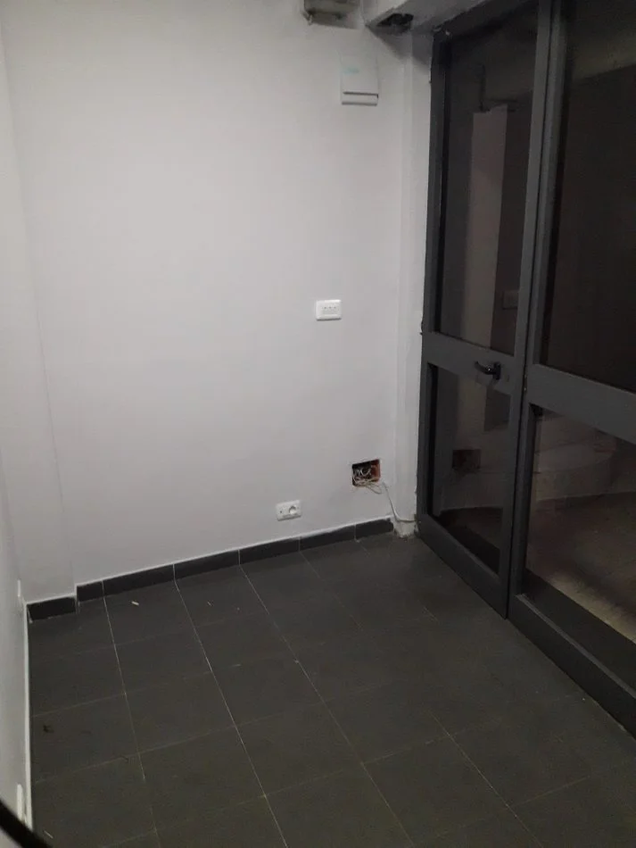 Tirane, jap me qera dyqan Kati 0, 170 € (Rr. e Durrësit)