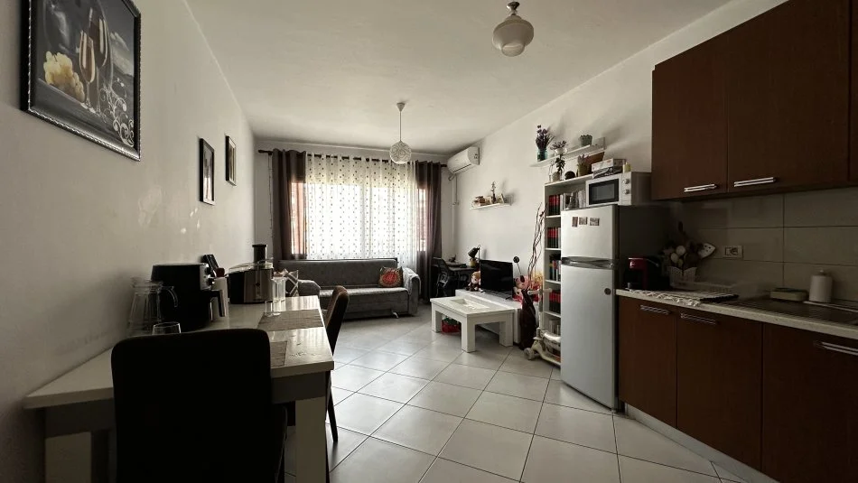 Tirane, jepet me qera apartament 1+1+Ballkon Kati 4, 65 m² 400 € (Astir)