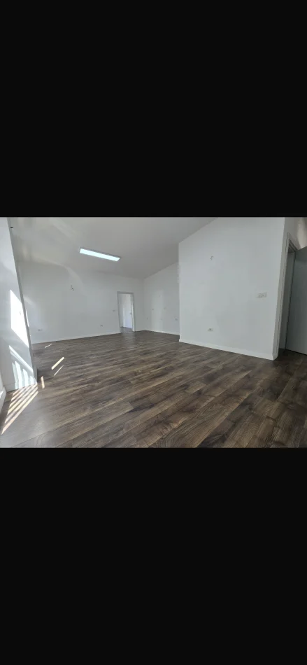 Tirane, jepet me qera ambjent biznesi Kati 2, 93 m² 900 € (Tish Daija)