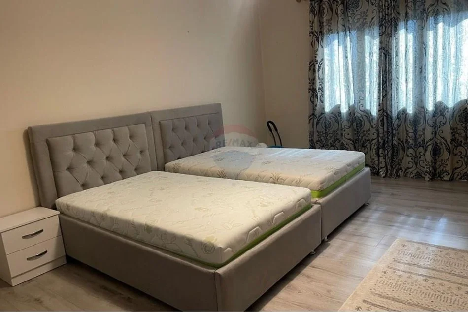 Tirane, jepet me qera apartament 2+1+Ballkon Kati 5, 100 m² 1.500 € (Qender)