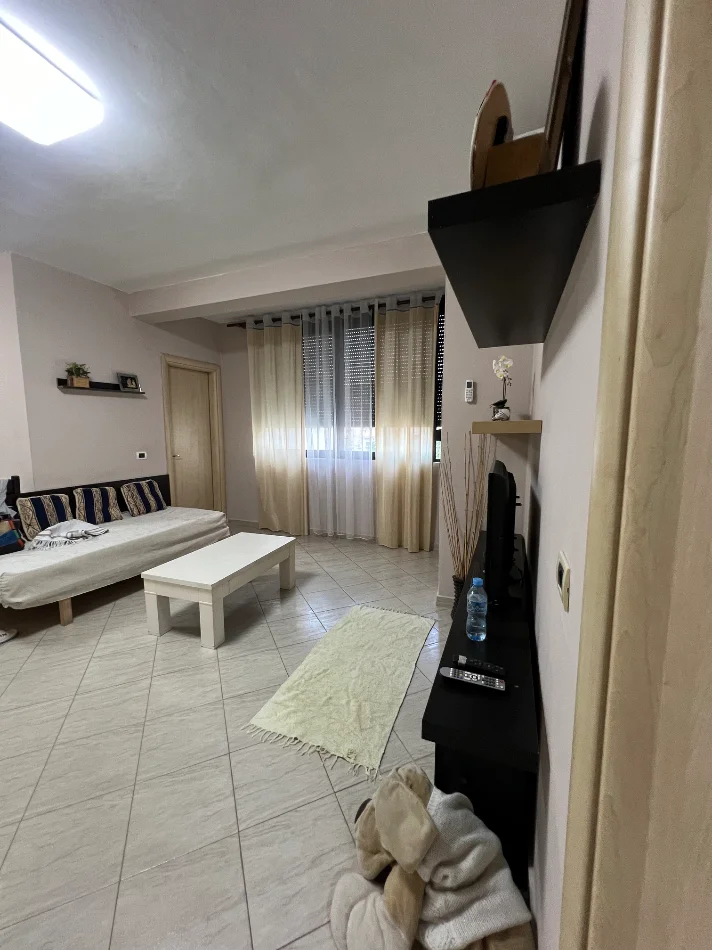 Tirane, jepet me qera apartament 2+1 Kati 3, 70 m² 