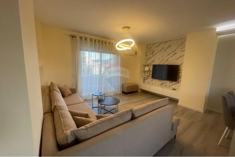 Tirane, jepet me qera apartament 2+1+Ballkon Kati 5, 100 m² 1.500 € (Qender)