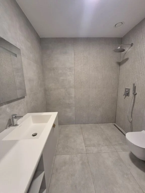 Tirane, jepet me qera zyre Kati 20, 147 m² 3.000 € (Downtown onen)