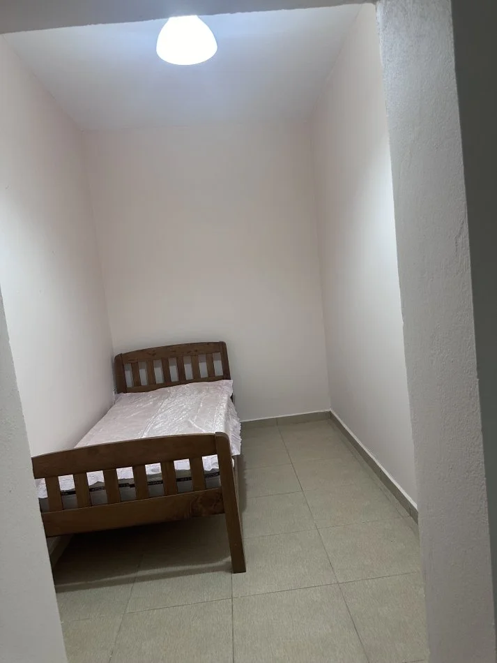 Tirane, jepet me qera apartament 1+1 Kati 0, 51 m² 200 € (Rruga Lord Bajron Laprake , rrugica perball Gjykates administrative)