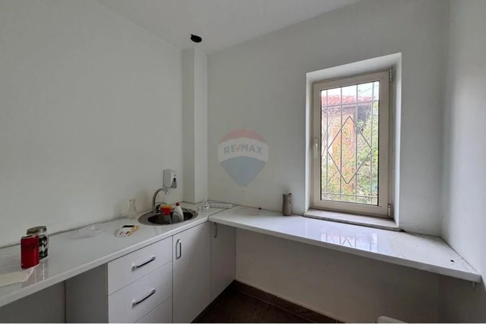 Tirane, jepet me qera zyre Kati 2, 150 m² 1.500 € (QIRA AMBIENT PER ZYRA STADIUMI DINAMO!)