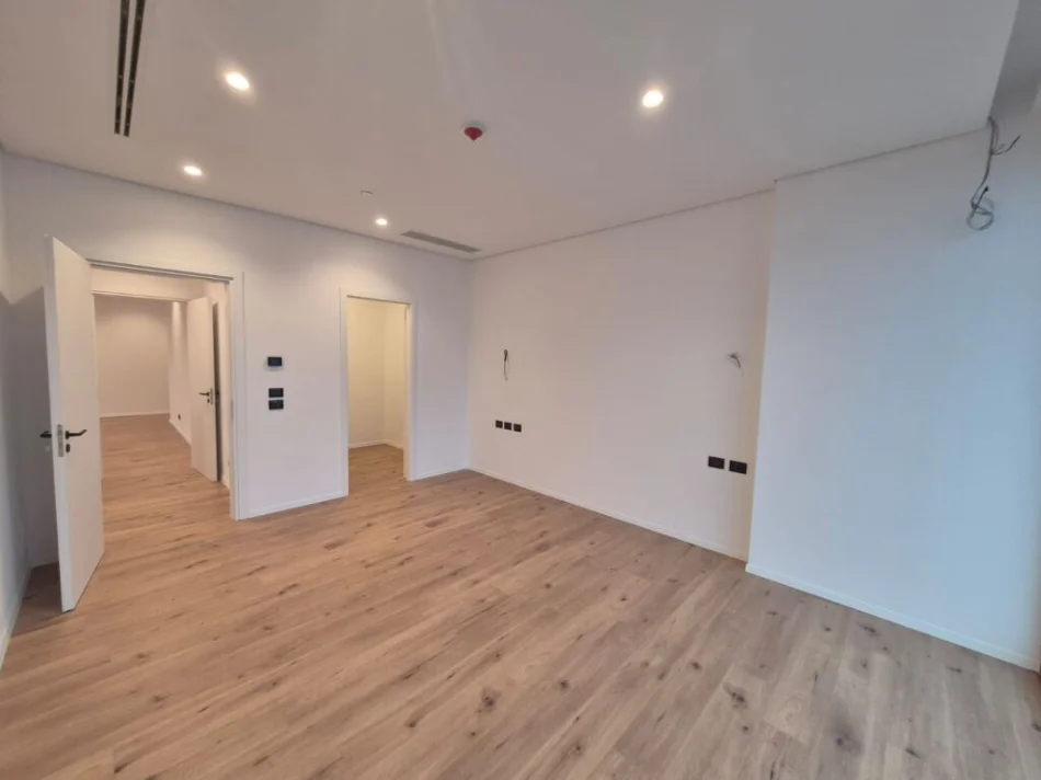 Tirane, jepet me qera zyre Kati 20, 147 m² 3.000 € (Downtown onen)
