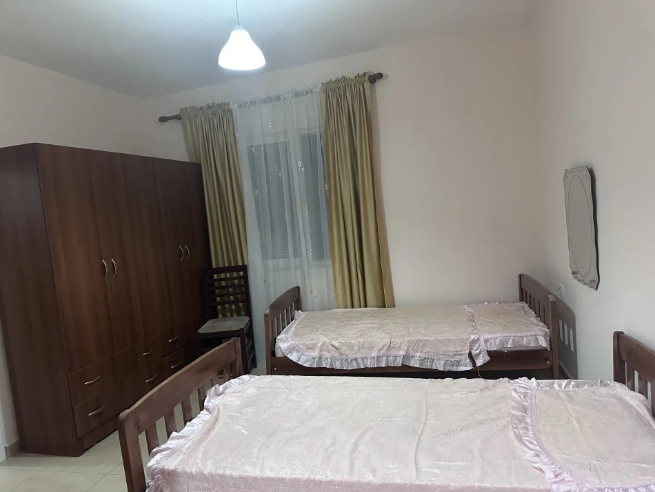 Tirane, jepet me qera apartament 1+1 Kati 0, 51 m² 200 € (Rruga Lord Bajron Laprake , rrugica perball Gjykates administrative)