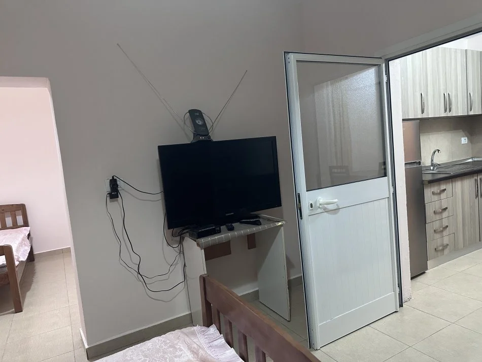 Tirane, jepet me qera apartament 1+1 Kati 0, 51 m² 200 € (Rruga Lord Bajron Laprake , rrugica perball Gjykates administrative)