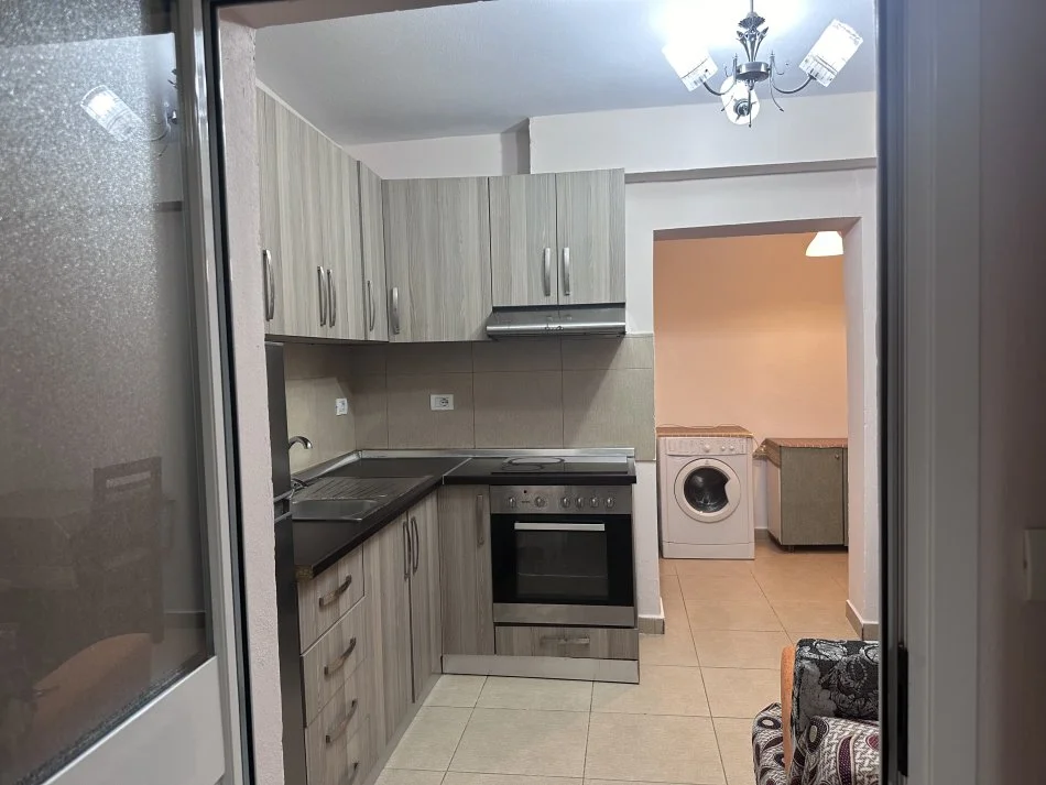 Tirane, jepet me qera apartament 1+1 Kati 0, 51 m² 200 € (Rruga Lord Bajron Laprake , rrugica perball Gjykates administrative)