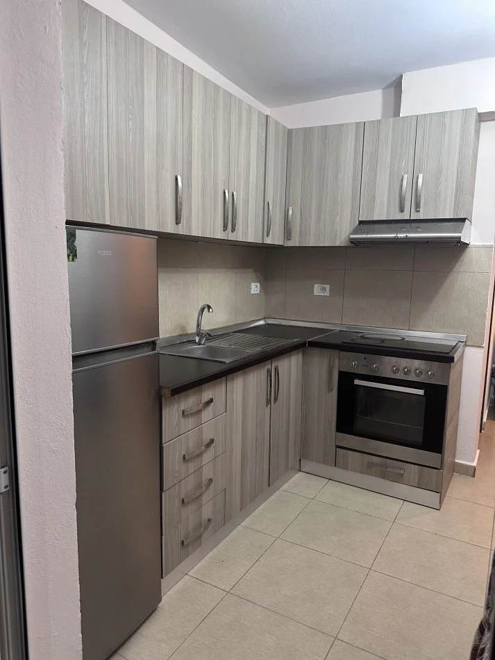 Tirane, jepet me qera apartament 1+1 Kati 0, 51 m² 200 € (Rruga Lord Bajron Laprake , rrugica perball Gjykates administrative)