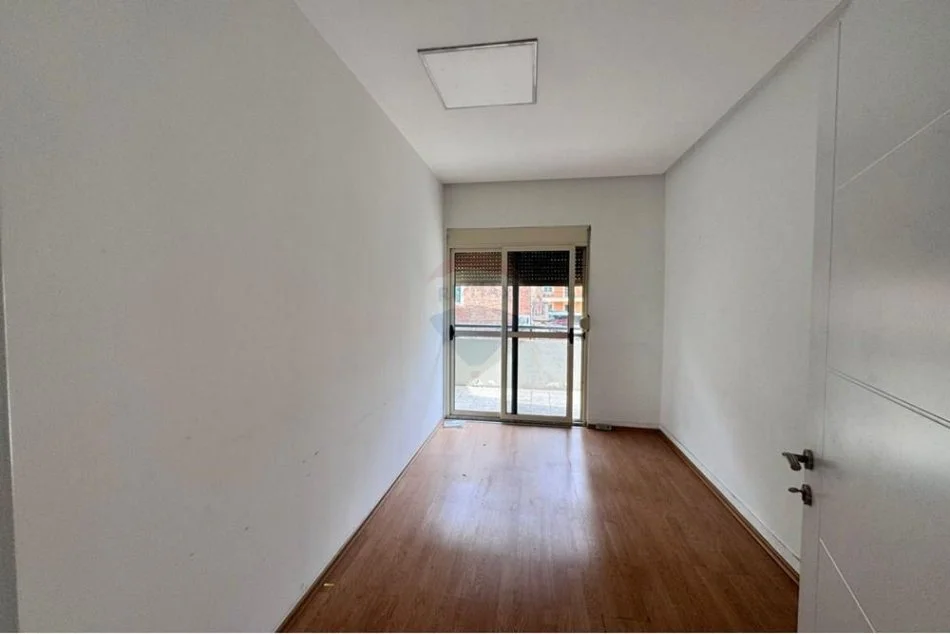 Tirane, jepet me qera zyre Kati 2, 150 m² 1.500 € (QIRA AMBIENT PER ZYRA STADIUMI DINAMO!)