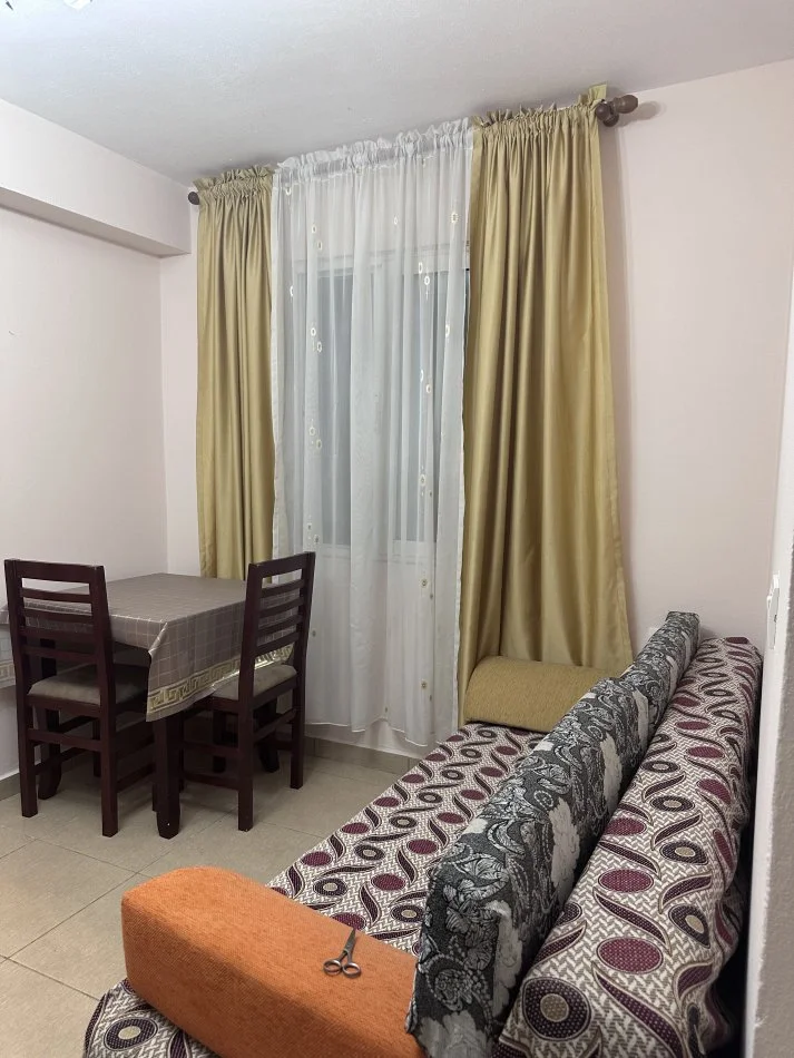 Tirane, jepet me qera apartament 1+1 Kati 0, 51 m² 200 € (Rruga Lord Bajron Laprake , rrugica perball Gjykates administrative)