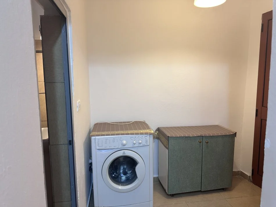 Tirane, jepet me qera apartament 1+1 Kati 0, 51 m² 200 € (Rruga Lord Bajron Laprake , rrugica perball Gjykates administrative)