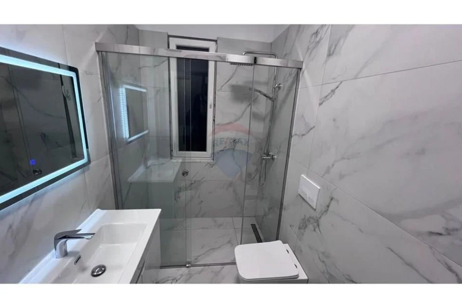 Tirane, jepet me qera apartament 3+1+Ballkon Kati 4, 138 m² 900 € (Rezidenca euro 3d)