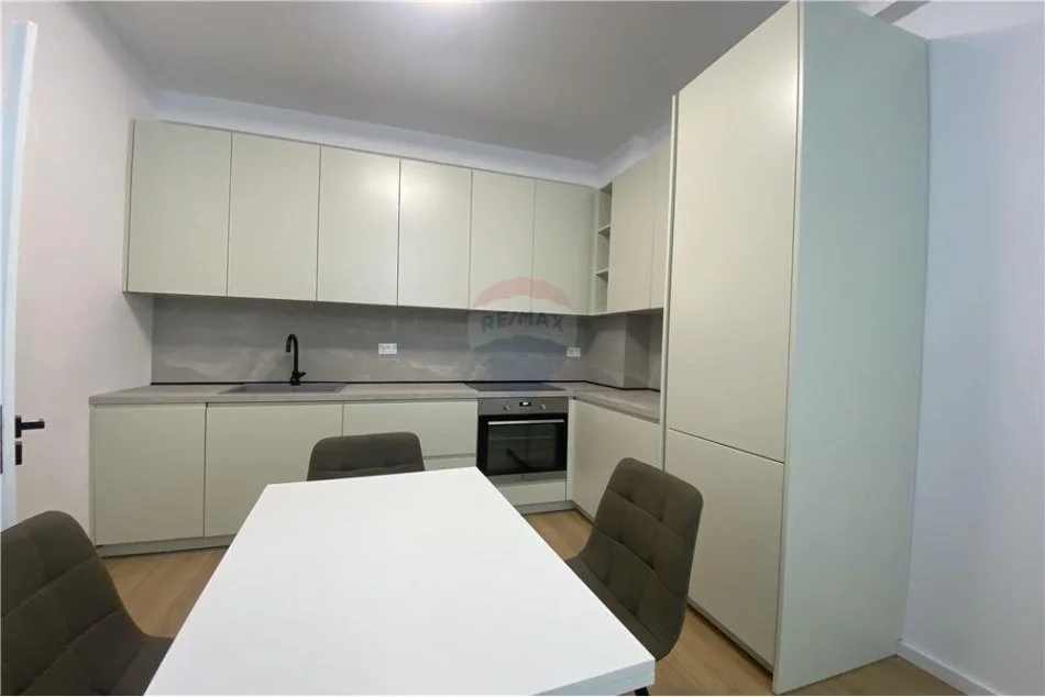 Tirane, jepet me qera apartament 1+1+Ballkon Kati 3, 60 m² 550 € (Rezidenca euro 3 d)