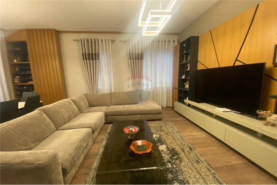 Tirane, shitet apartament 2+1+Ballkon , 117 m² (Laprake)