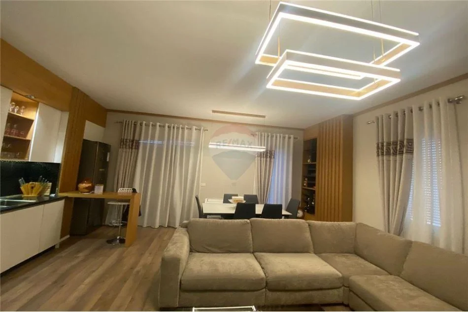 Tirane, shitet apartament 2+1+Ballkon , 117 m² (Laprake)