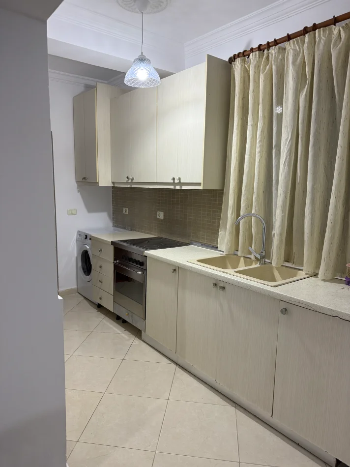 Tirane, jap me qera apartament 1+1+Aneks Kati 1, 65 m² 450 € (Rruga Leandro Zoto)