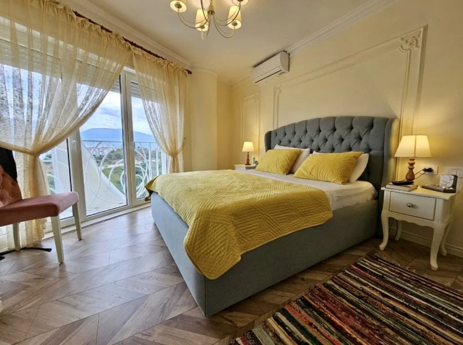 Tirane, jepet me qera apartament 2+1+Aneks+Ballkon Kati 3, 126 m² 1.000 € (Rruga e Zallit)