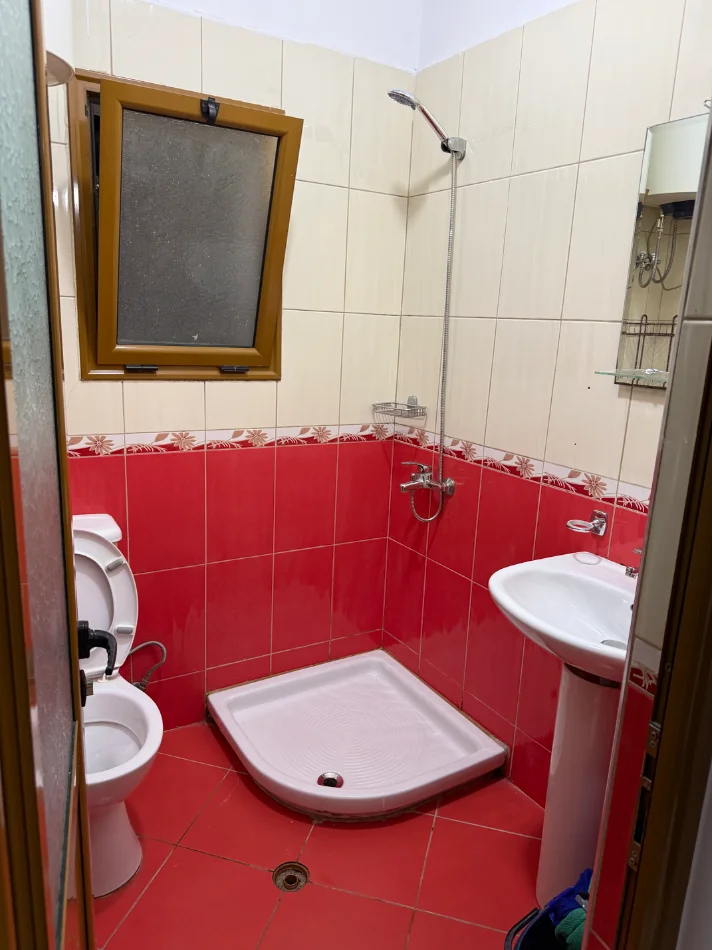 Tirane, jap me qera apartament 1+1+Aneks Kati 1, 65 m² 450 € (Rruga Leandro Zoto)