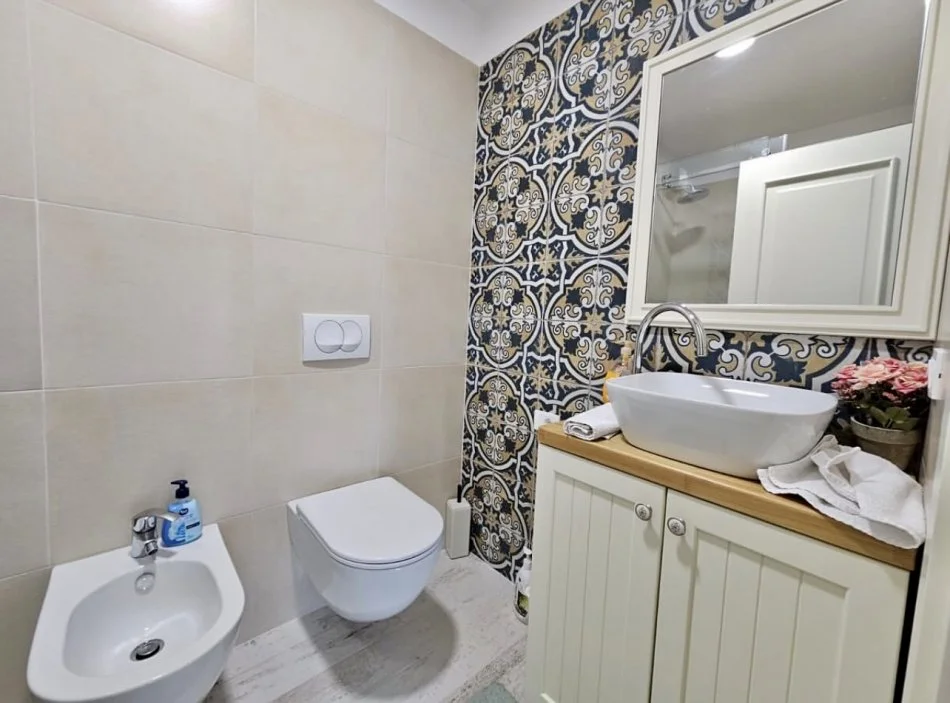 Tirane, jepet me qera apartament 2+1+Aneks+Ballkon Kati 3, 126 m² 1.000 € (Rruga e Zallit)