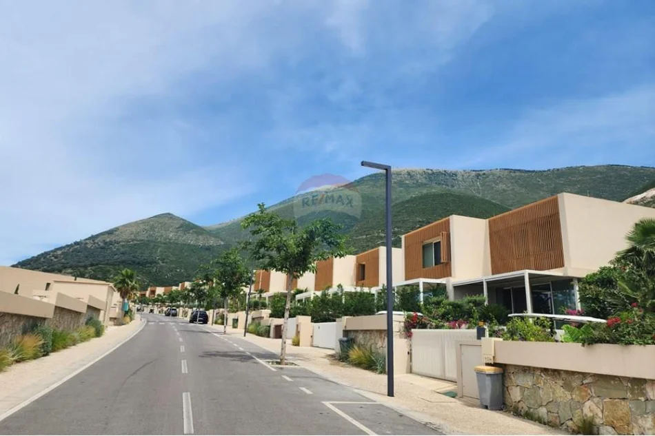 Vlore, shitet apartament 2+1 , 222 m² 