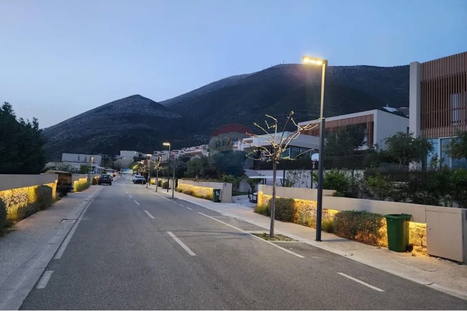 Vlore, shitet apartament 2+1 , 222 m² 
