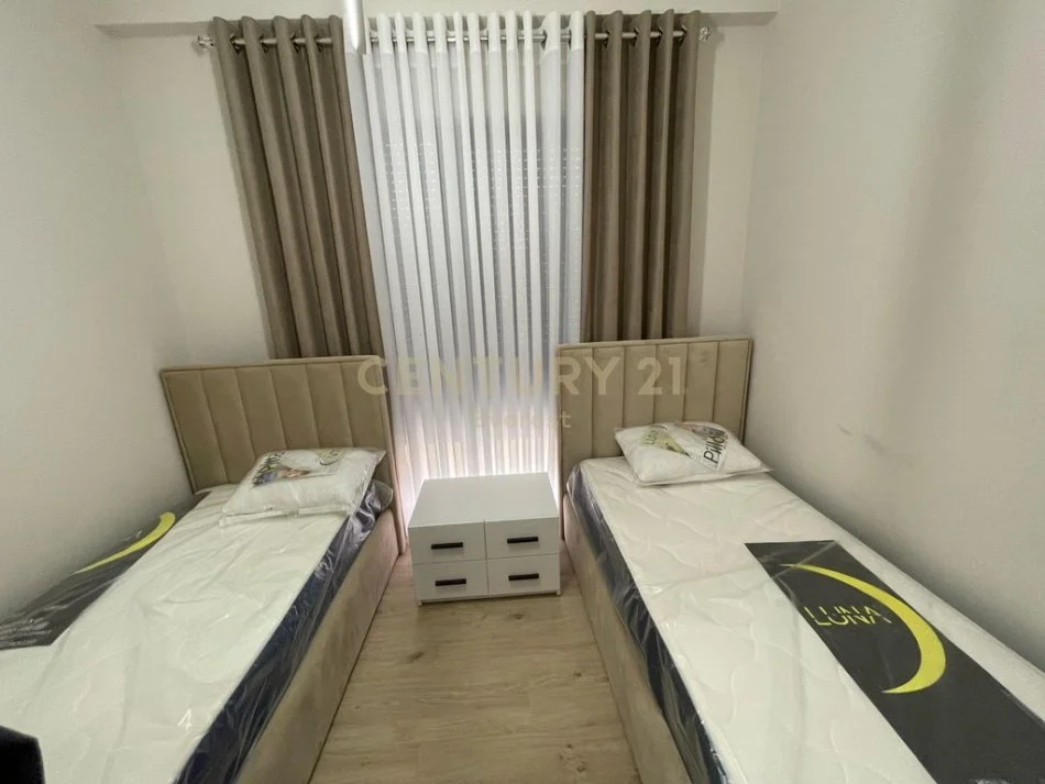 Tirane, jepet me qera apartament 2+1+Ballkon +2 Poste Parkimi .Kati 4, 100 m² 1.500 € (rruga e barrikadave)