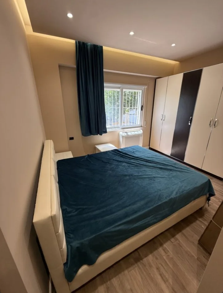 jepet me qera apartament 2+1+Ballkon Kati 1, 70 m² 650 € (Rruga Peti)