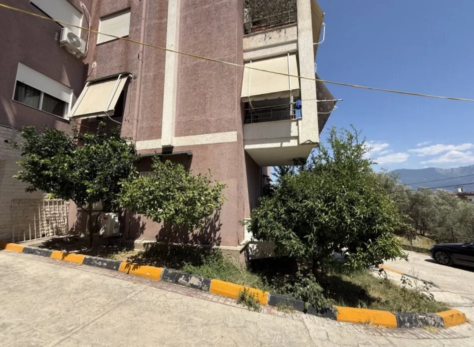 jepet me qera apartament 2+1+Ballkon Kati 1, 70 m² 650 € (Rruga Peti)