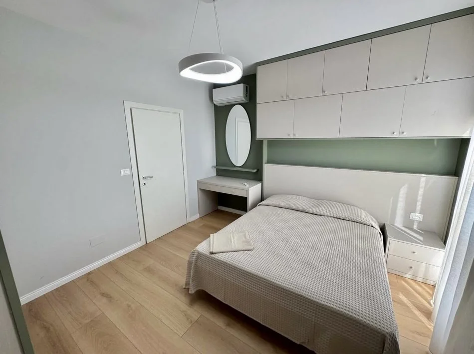 Tirane, jepet me qera apartament 1+1+Ballkon Kati 5, 61 m² 600 € (Ali Demi)