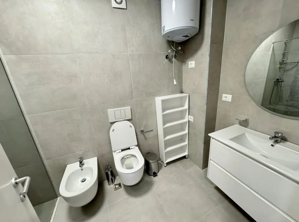 Tirane, jepet me qera apartament 1+1+Ballkon Kati 5, 61 m² 600 € (Ali Demi)