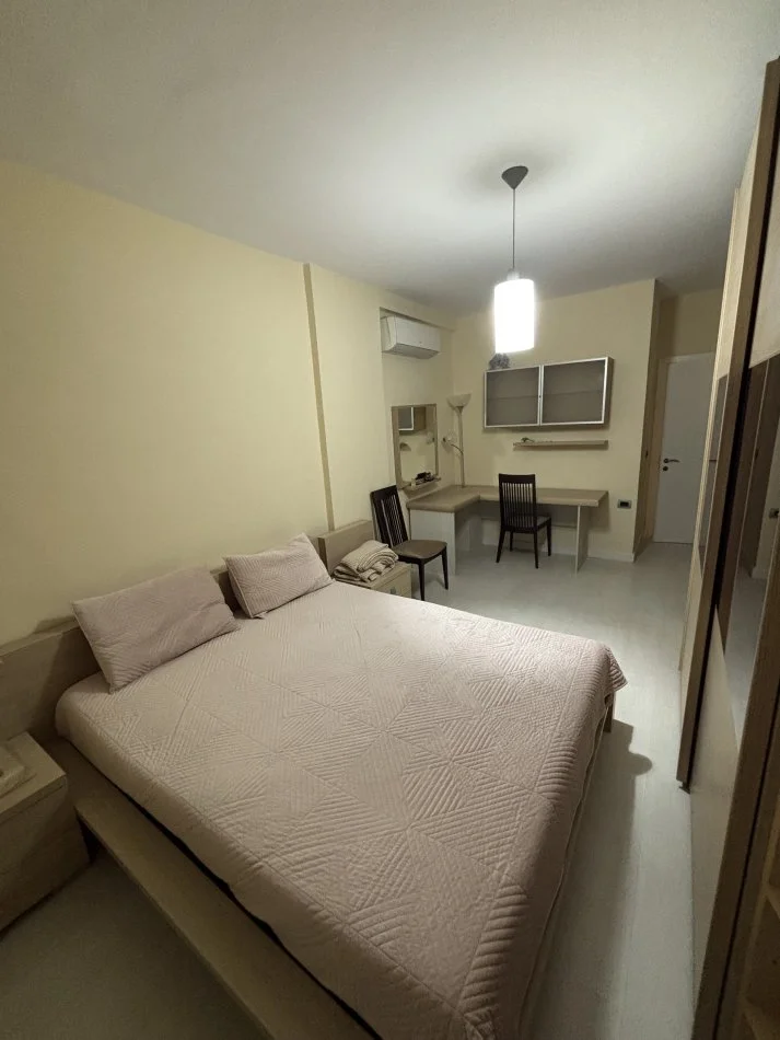 Tirane, jepet me qera apartament 2+1+Ballkon Kati 6, 90 m² 1.000 € (Rruga Petro Korcari)