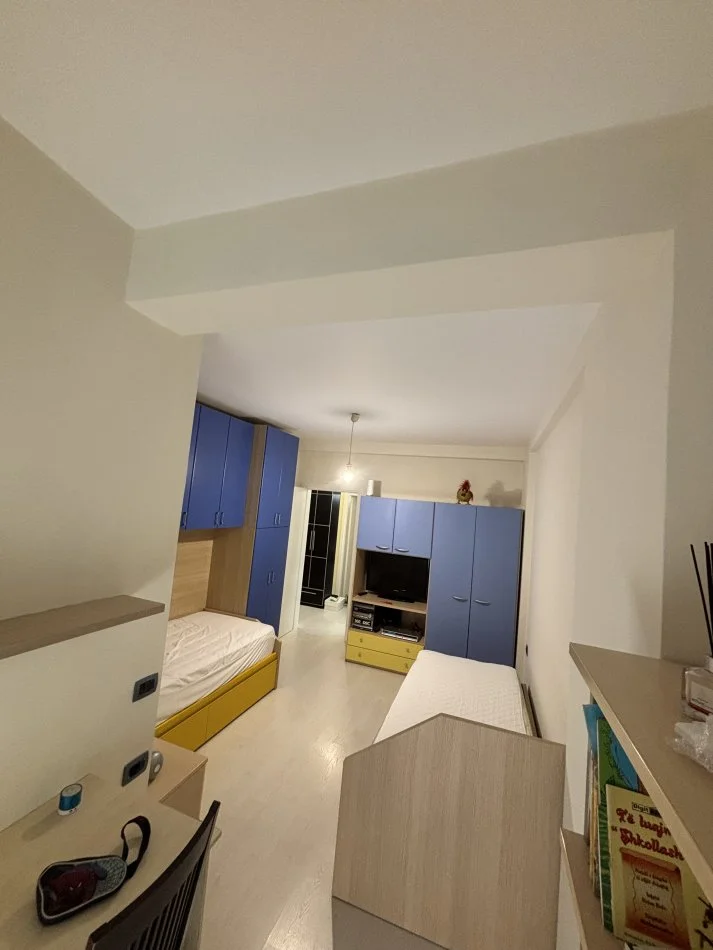 Tirane, jepet me qera apartament 2+1+Ballkon Kati 6, 90 m² 1.000 € (Rruga Petro Korcari)