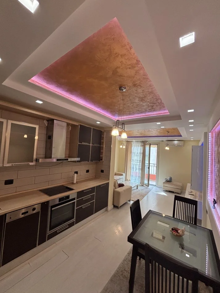 Tirane, jepet me qera apartament 2+1+Ballkon Kati 6, 90 m² 1.000 € (Rruga Petro Korcari)