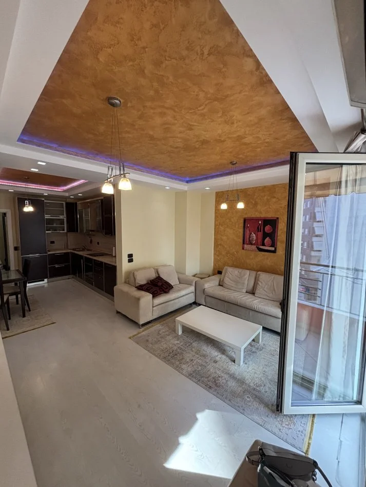 Tirane, jepet me qera apartament 2+1+Ballkon Kati 6, 90 m² 1.000 € (Rruga Petro Korcari)