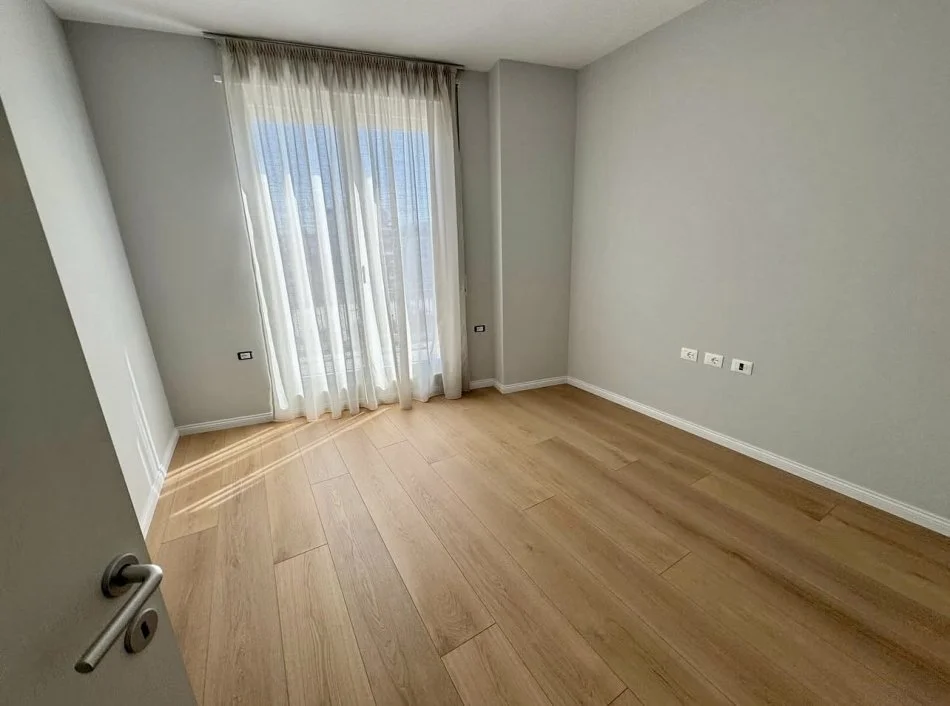 Tirane, jepet me qera apartament 2+1+Aneks+Ballkon Kati 5, 120 m² 900 € (Ali Demi)