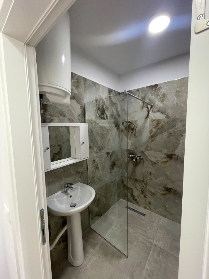 Tirane, jepet me qera apartament 1+1 Kati 2, 55 m² 37000 Leke (Perballe TV Klan)