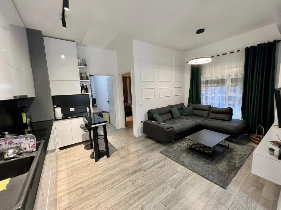 Tirane, shitet apartament 2+1+Ballkon Kati 2, 88 m² 140.000 € (Rruga Pasho Hysa)
